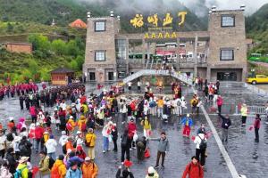 稻城亚丁2025年游客量突破百万大关：生态与智慧旅游并...