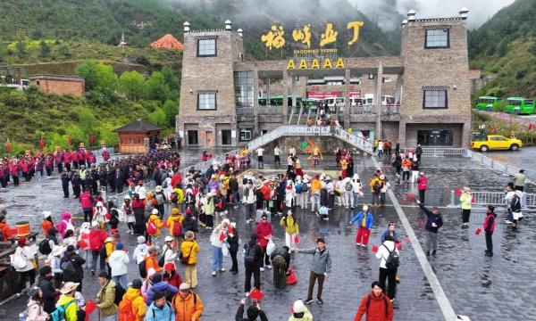 稻城亚丁2025年游客量突破百万大关：生态与智慧旅游并...